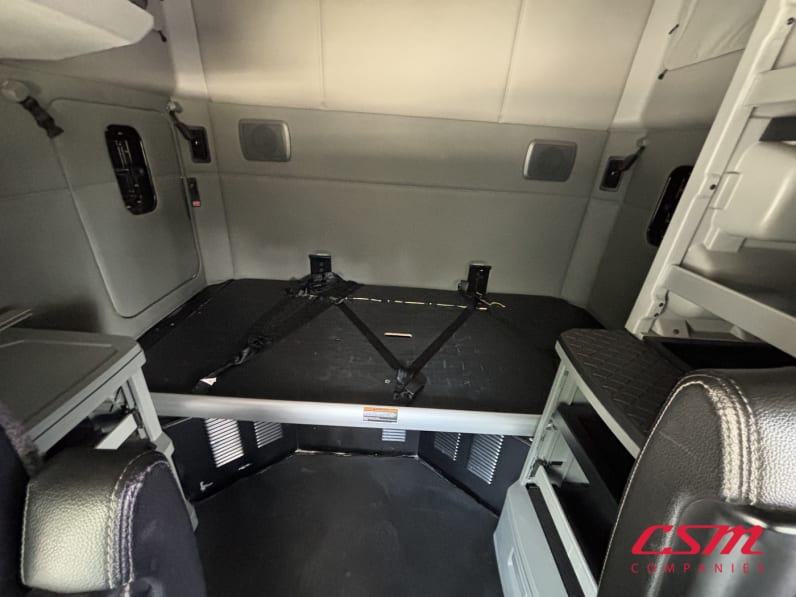 Interior wide sleeper view for this 2022 Kenworth T680 (Stock number: UNJ477962)