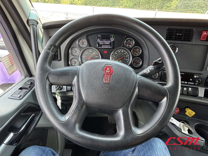 Interior steering wheel for this 2022 Kenworth T680 (Stock number: UNJ477962)