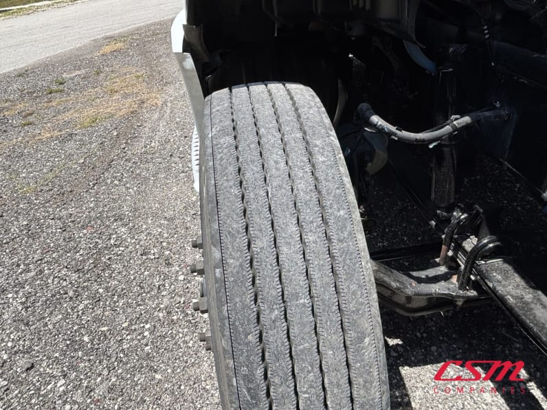 Passenger side front tire tread for this 2022 Kenworth T680 (Stock number: UNJ477962)