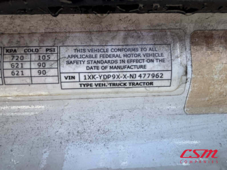 VIN tag for this 2022 Kenworth T680 (Stock number: UNJ477962)