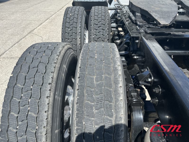Driver side rear frame and tire tread for this 2022 Kenworth T680 (Stock number: UNJ477963)