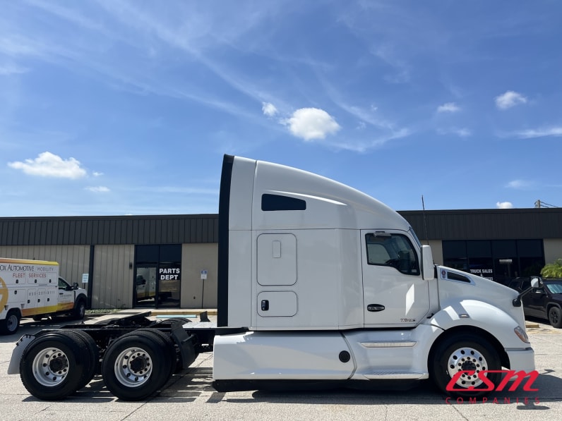 Exterior full passenger side for this 2022 Kenworth T680 (Stock number: UNJ477963)
