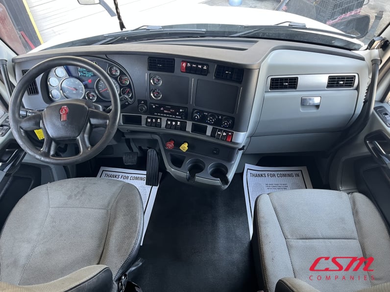 Interior cockpit for this 2022 Kenworth T680 (Stock number: UNJ477963)