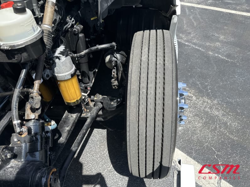 Driver side front tire tread for this 2022 Kenworth T680 (Stock number: UNJ477966)