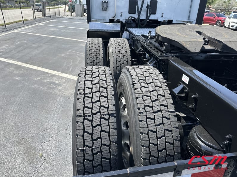 Driver side rear frame and tire tread for this 2022 Kenworth T680 (Stock number: UNJ477966)