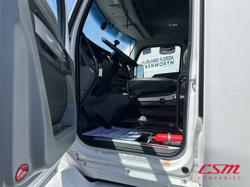 Drivers side door open for this 2022 Kenworth T680 (Stock number: UNJ477966)