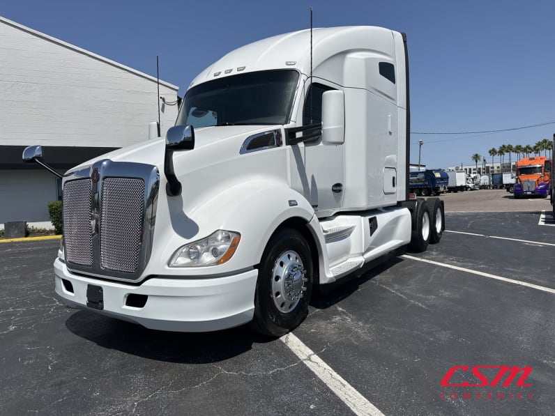 Exterior front drivers side for this 2022 Kenworth T680 (Stock number: UNJ477966)