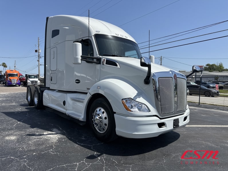 Exterior front passenger side for this 2022 Kenworth T680 (Stock number: UNJ477966)