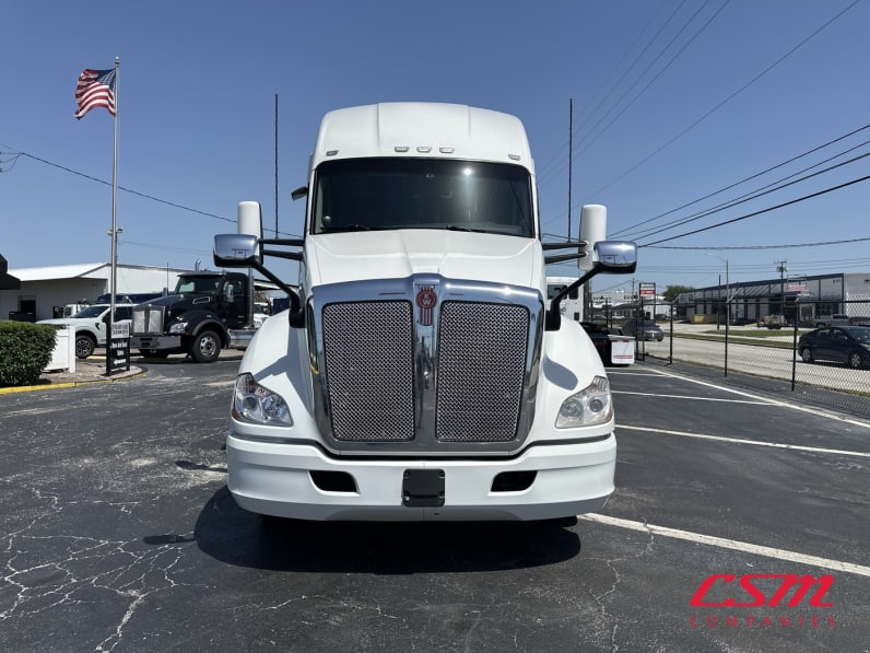 Exterior full front view for this 2022 Kenworth T680 (Stock number: UNJ477966)