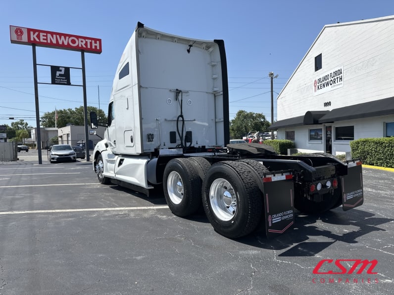 Exterior rear driver side for this 2022 Kenworth T680 (Stock number: UNJ477966)