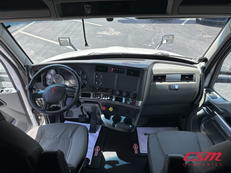 Interior cockpit for this 2022 Kenworth T680 (Stock number: UNJ477966)