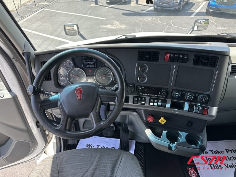 Interior dash for this 2022 Kenworth T680 (Stock number: UNJ477966)