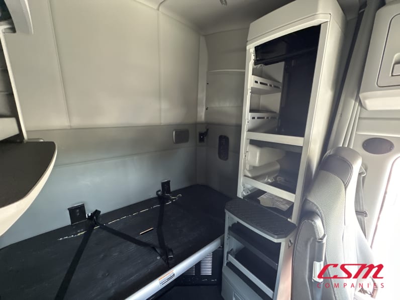 Interior driver side sleeper for this 2022 Kenworth T680 (Stock number: UNJ477966)