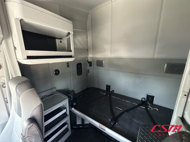 Interior passenger side sleeper for this 2022 Kenworth T680 (Stock number: UNJ477966)