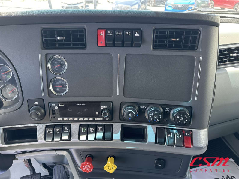 Interior radio and navigation system for this 2022 Kenworth T680 (Stock number: UNJ477966)