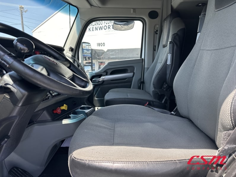 Interior seats for this 2022 Kenworth T680 (Stock number: UNJ477966)
