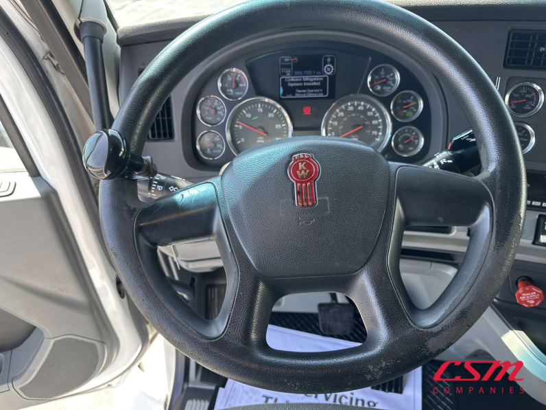 Interior steering wheel for this 2022 Kenworth T680 (Stock number: UNJ477966)