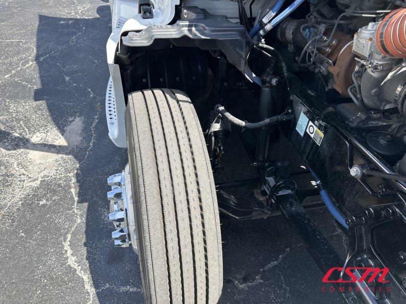 Passenger side front tire tread for this 2022 Kenworth T680 (Stock number: UNJ477966)