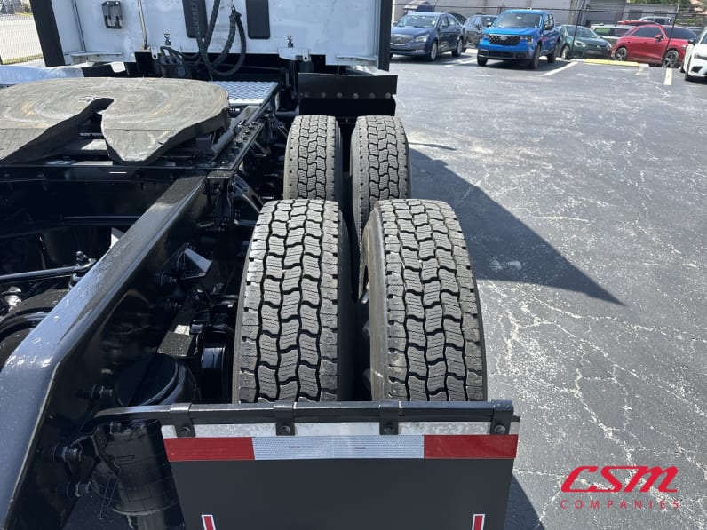 Passenger side rear frame and tire tread for this 2022 Kenworth T680 (Stock number: UNJ477966)