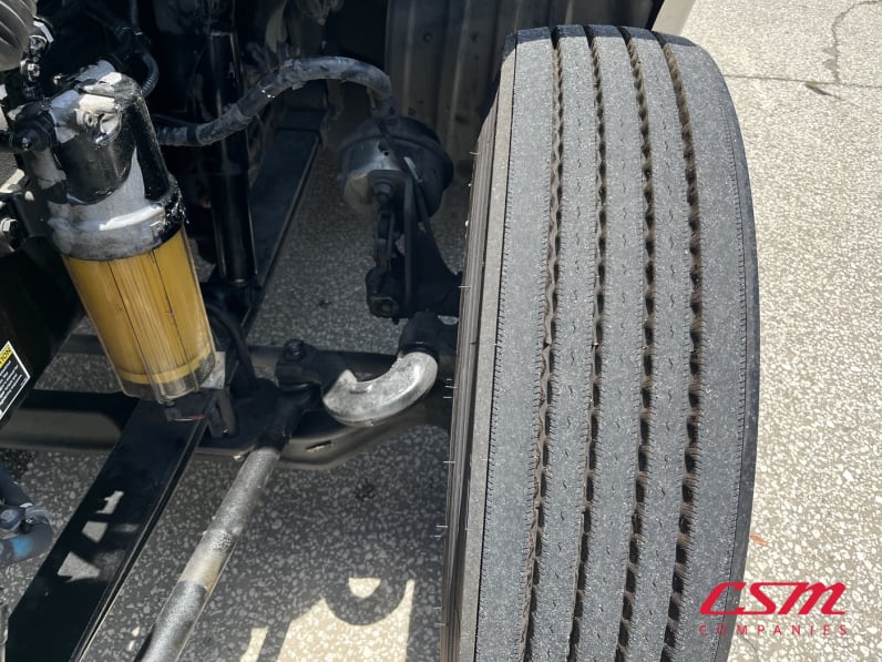 Driver side front tire tread for this 2022 Kenworth T680 (Stock number: UNJ477967)