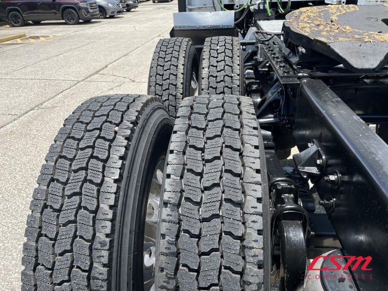 Driver side rear frame and tire tread for this 2022 Kenworth T680 (Stock number: UNJ477967)
