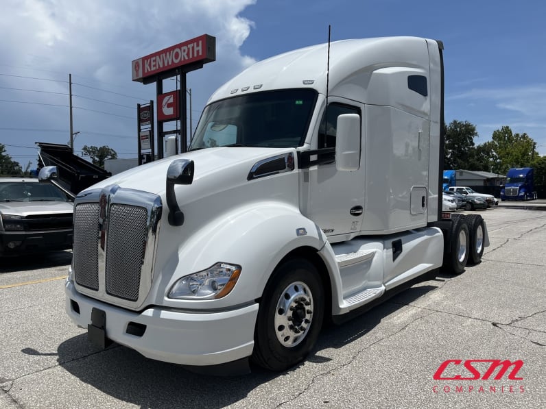 Exterior front drivers side for this 2022 Kenworth T680 (Stock number: UNJ477967)