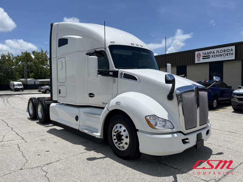 Exterior front passenger side for this 2022 Kenworth T680 (Stock number: UNJ477967)