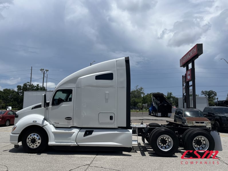 Exterior full driver side for this 2022 Kenworth T680 (Stock number: UNJ477967)