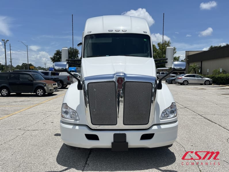 Exterior full front view for this 2022 Kenworth T680 (Stock number: UNJ477967)