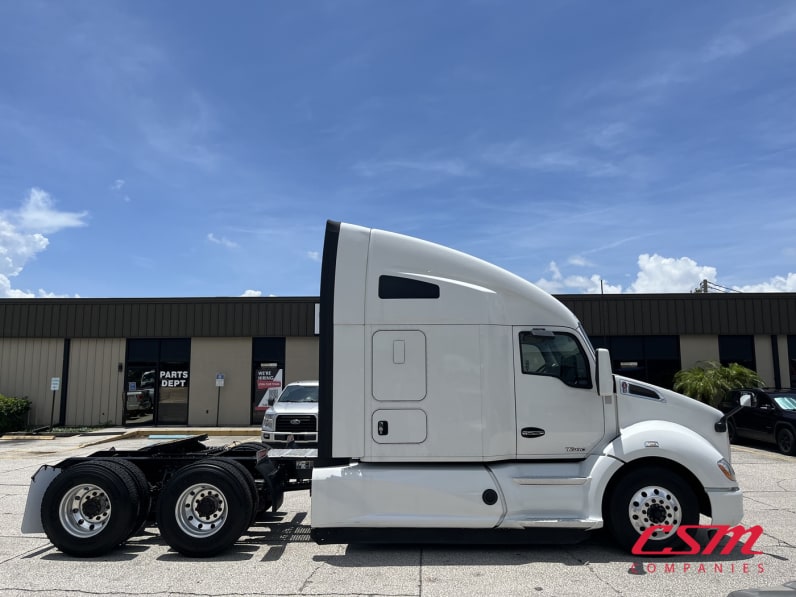 Exterior full passenger side for this 2022 Kenworth T680 (Stock number: UNJ477967)