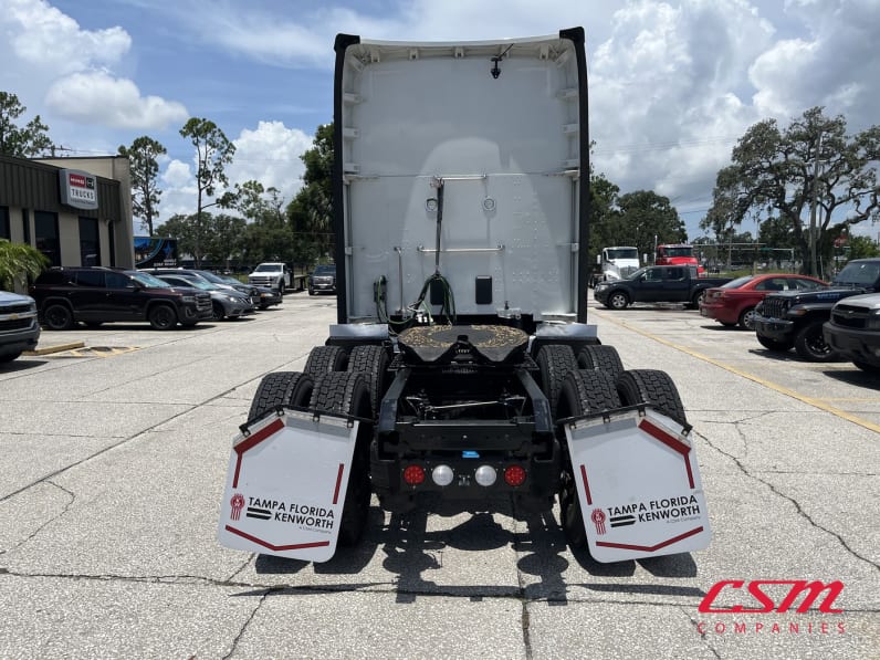 Exterior full rear view for this 2022 Kenworth T680 (Stock number: UNJ477967)