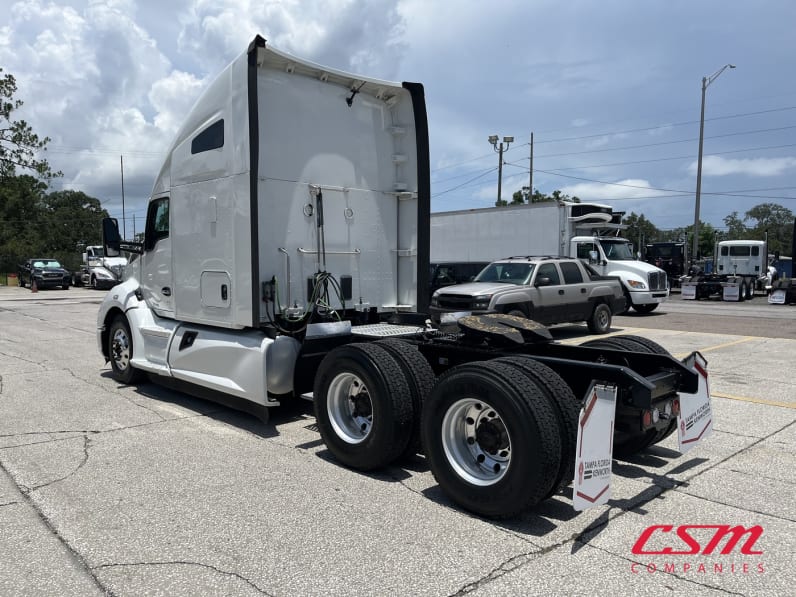 Exterior rear driver side for this 2022 Kenworth T680 (Stock number: UNJ477967)