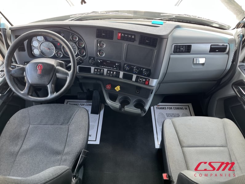 Interior cockpit for this 2022 Kenworth T680 (Stock number: UNJ477967)