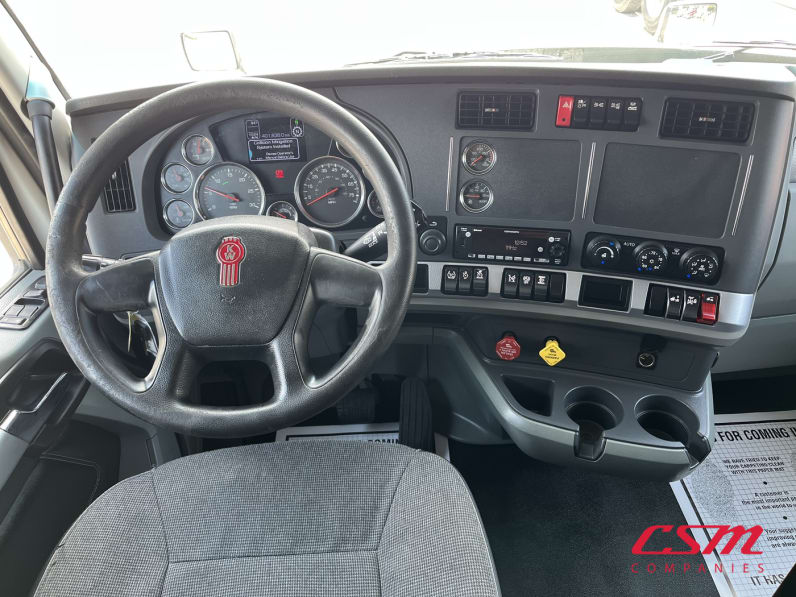 Interior dash for this 2022 Kenworth T680 (Stock number: UNJ477967)