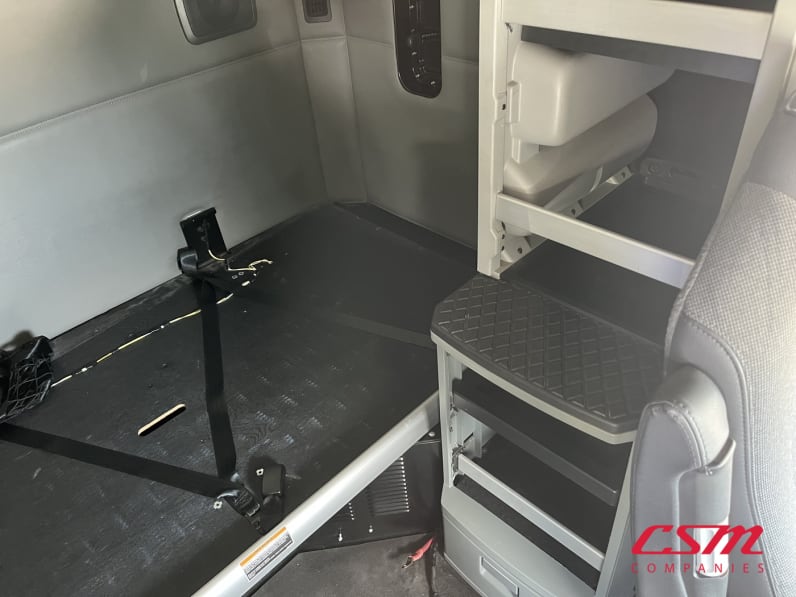 Interior driver side sleeper for this 2022 Kenworth T680 (Stock number: UNJ477967)