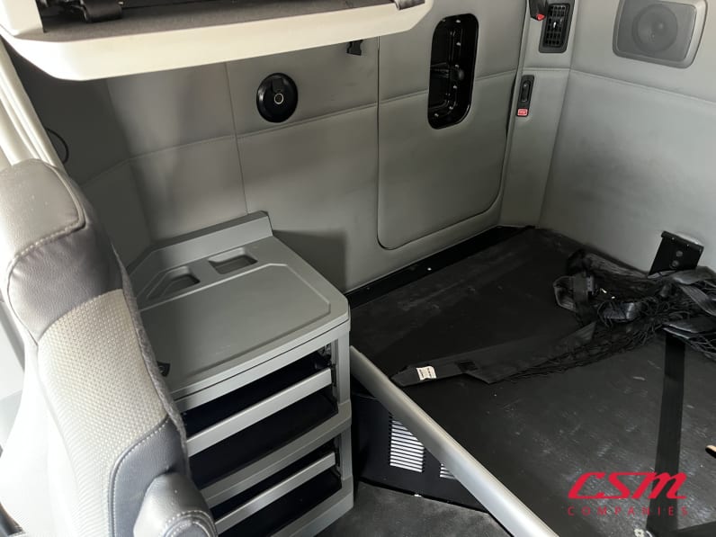 Interior passenger side sleeper for this 2022 Kenworth T680 (Stock number: UNJ477967)