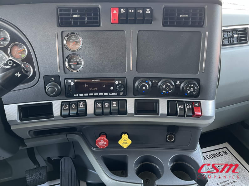 Interior radio and navigation system for this 2022 Kenworth T680 (Stock number: UNJ477967)