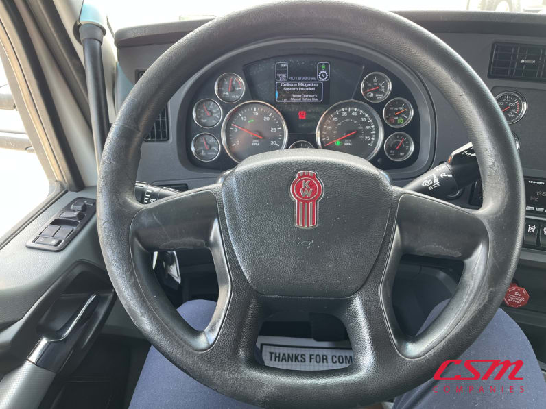 Interior steering wheel for this 2022 Kenworth T680 (Stock number: UNJ477967)
