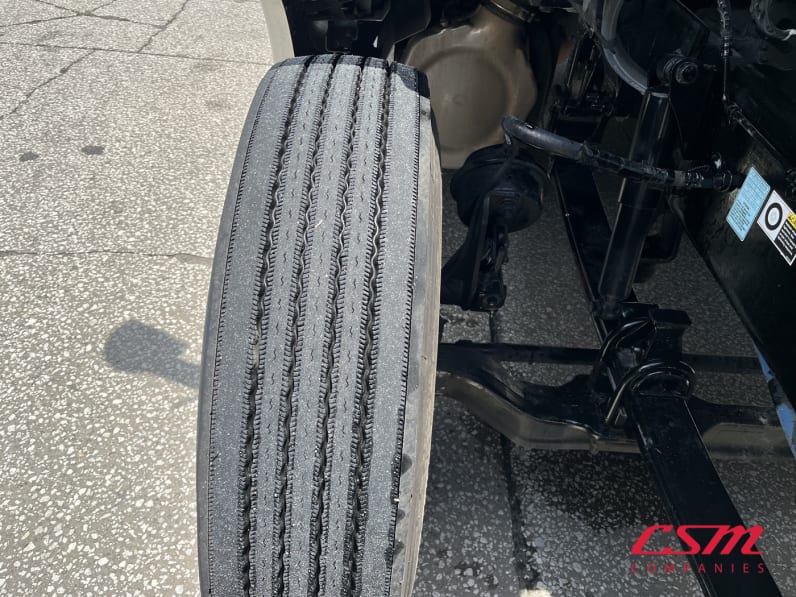 Passenger side front tire tread for this 2022 Kenworth T680 (Stock number: UNJ477967)