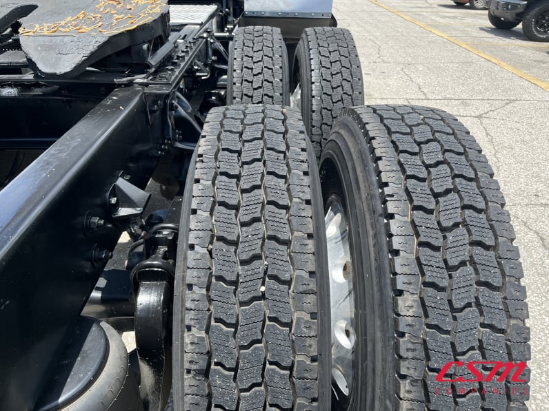Passenger side rear frame and tire tread for this 2022 Kenworth T680 (Stock number: UNJ477967)
