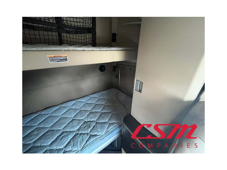 Interior driver side sleeper for this 2022 Kenworth T680 (Stock number: UNJ479147)