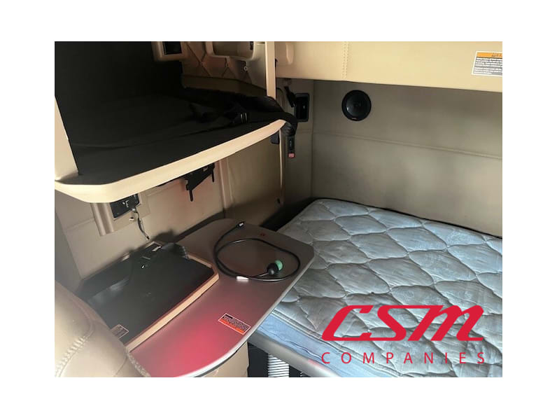 Interior passenger side sleeper for this 2022 Kenworth T680 (Stock number: UNJ479147)