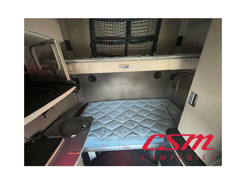 Interior wide sleeper view for this 2022 Kenworth T680 (Stock number: UNJ479147)