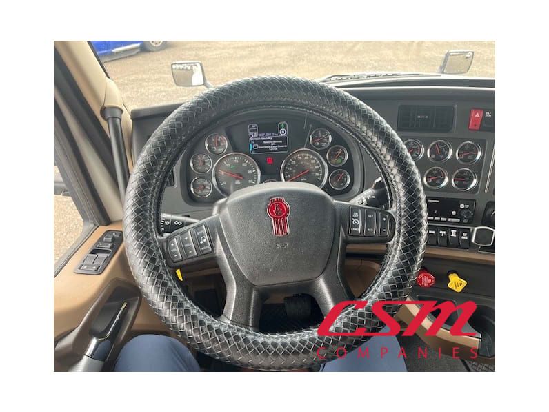 Interior steering wheel for this 2022 Kenworth T680 (Stock number: UNJ479147)