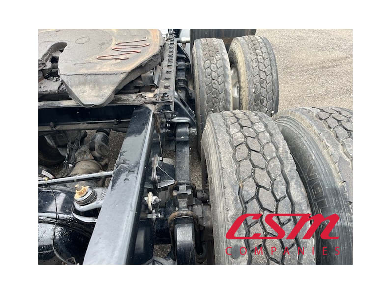 Passenger side rear frame and tire tread for this 2022 Kenworth T680 (Stock number: UNJ479147)