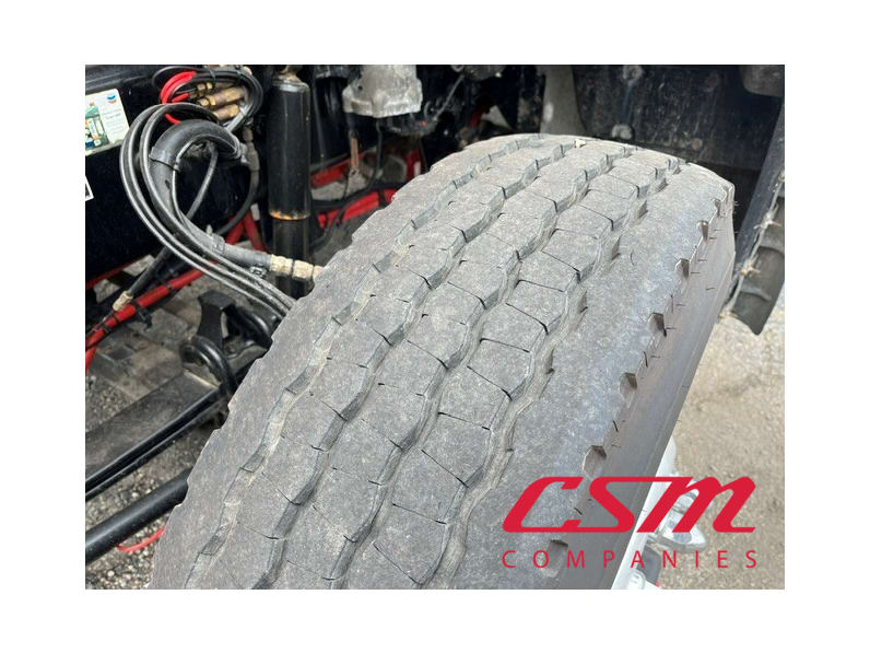 Driver side front tire tread for this 2022 Kenworth T880 (Stock number: UNJ484143)Weeee