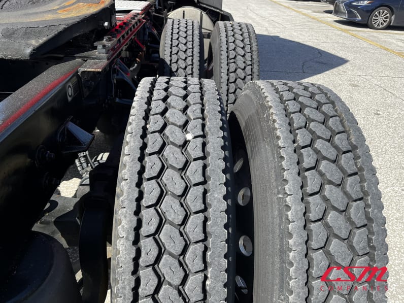 Passenger side rear frame and tire tread for this 2022 Kenworth T680 (Stock number: UNJ485148)Weeee
