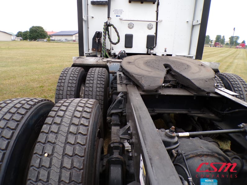 Driver side rear frame and tire tread for this 2022 Kenworth T680 (Stock number: UNJ487894)Weeee