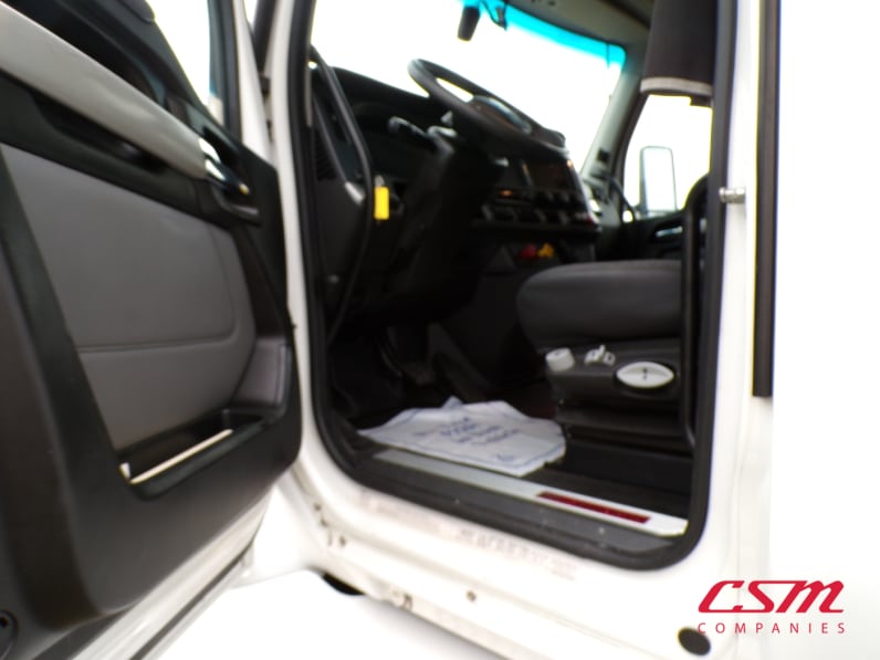 Drivers side door open for this 2022 Kenworth T680 (Stock number: UNJ487894)Weeee