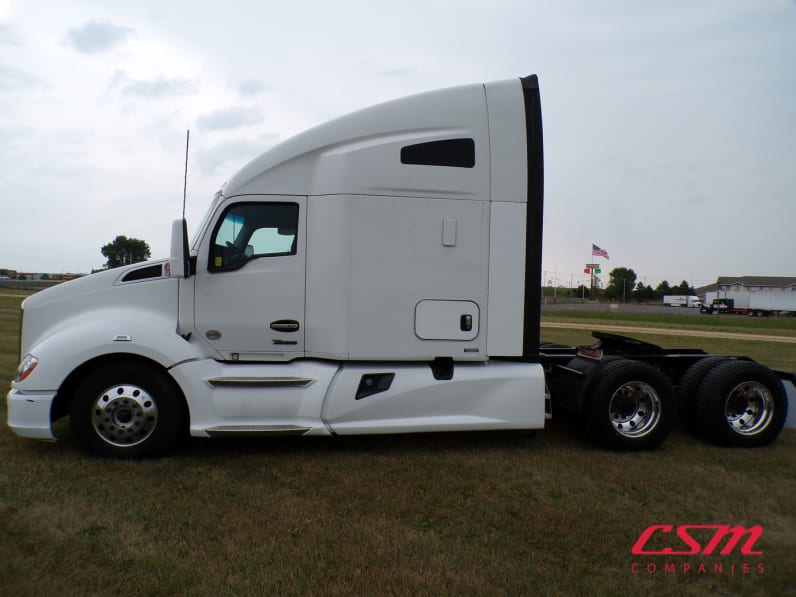Exterior full driver side for this 2022 Kenworth T680 (Stock number: UNJ487894)Weeee